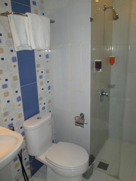 Dewarna Hotel Arifin Bunul Kamer foto